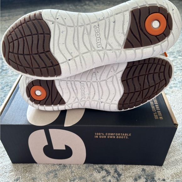 Women’s Bogs Juniper Chelsea Tan and Black Casual Boots - Picture 4 of 11